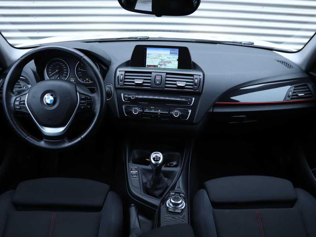 BMW 1 Serie 114i Business Sport *Navigatie*Trekhaak* 50902258-2.jpg | Autodeka.nl